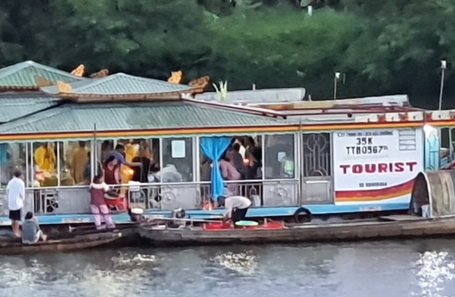 Xử phạt 2 chủ thuyền rồng rải vàng mã xuống sông Hương