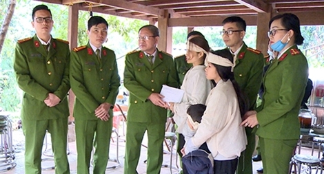 Thăm, động viên và trao tặng 100 triệu đồng cho gia đình Trung tá Vi Văn Luân