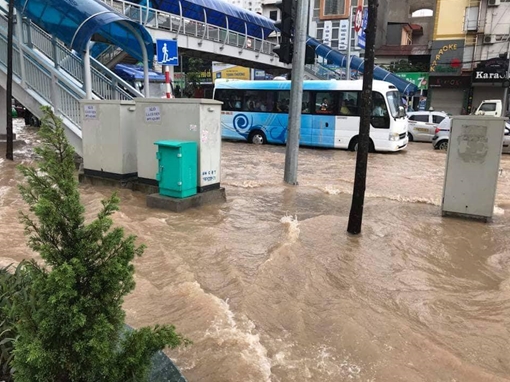 Nhiều khu vực ở Hà Nội ngập sâu do mưa lớn