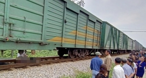 Cố băng qua đường sắt, tài xế xe tải bị tàu hỏa đâm tử vong