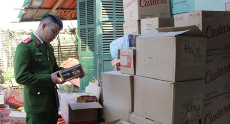 Công an Điện Biên thu giữ hàng trăm hộp bánh quá hạn sử dụng