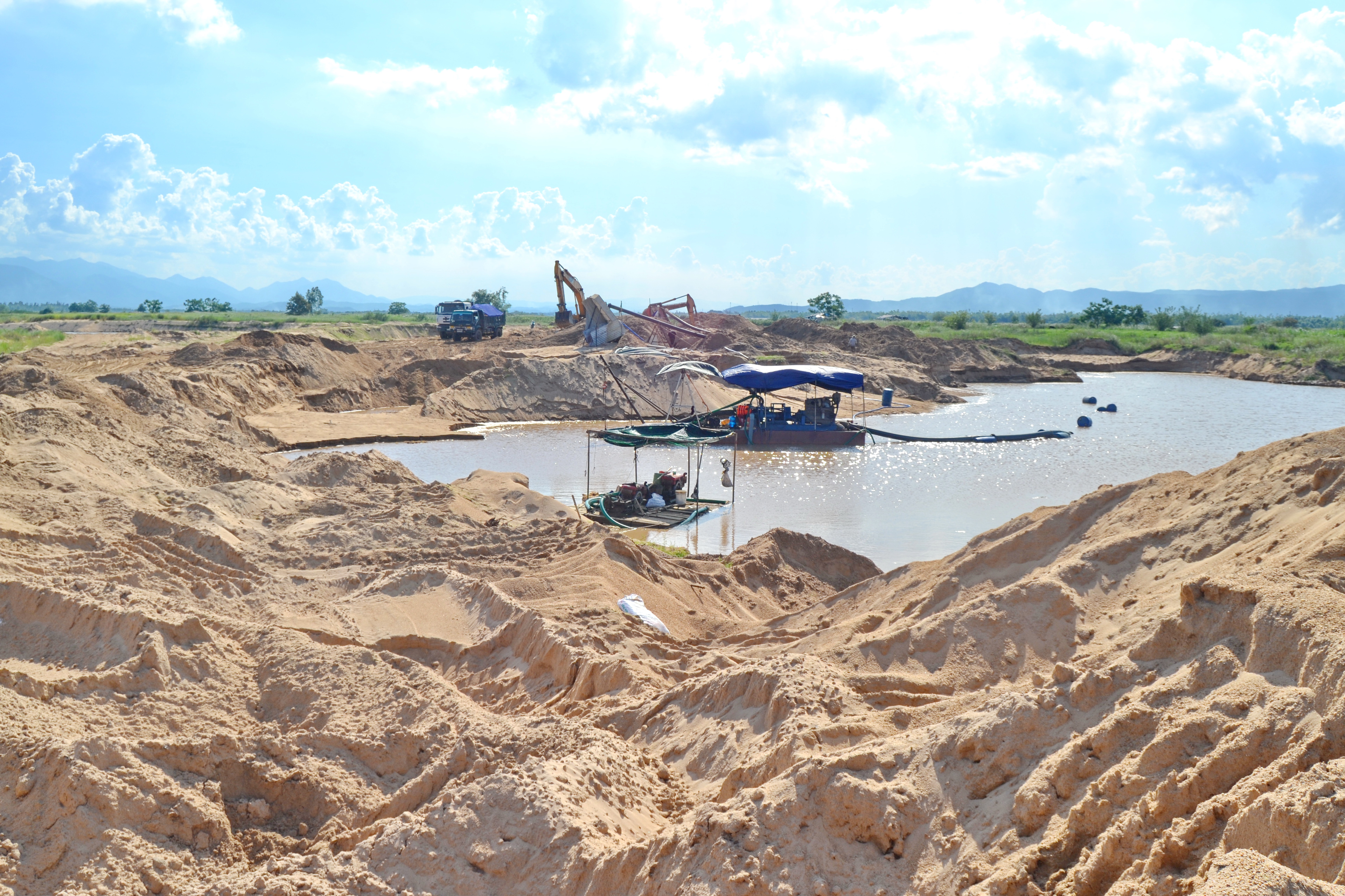Doanh nghiệp mượn giấy phép hợp pháp để khai thác cát lậu