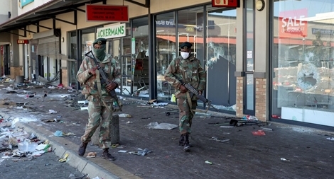 Nam Phi: Biểu tình lan rộng thành bạo loạn, hôi của, hàng chục người chết