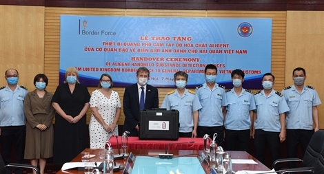 Hải quan Việt Nam nhận 4 máy quang phổ phát hiện hoá chất