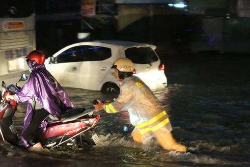 CSGT lội nước suốt đêm giúp dân vượt các tuyến đường ngập