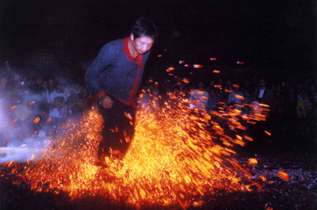 Xem nhảy lửa tại lễ hội thành Tuyên