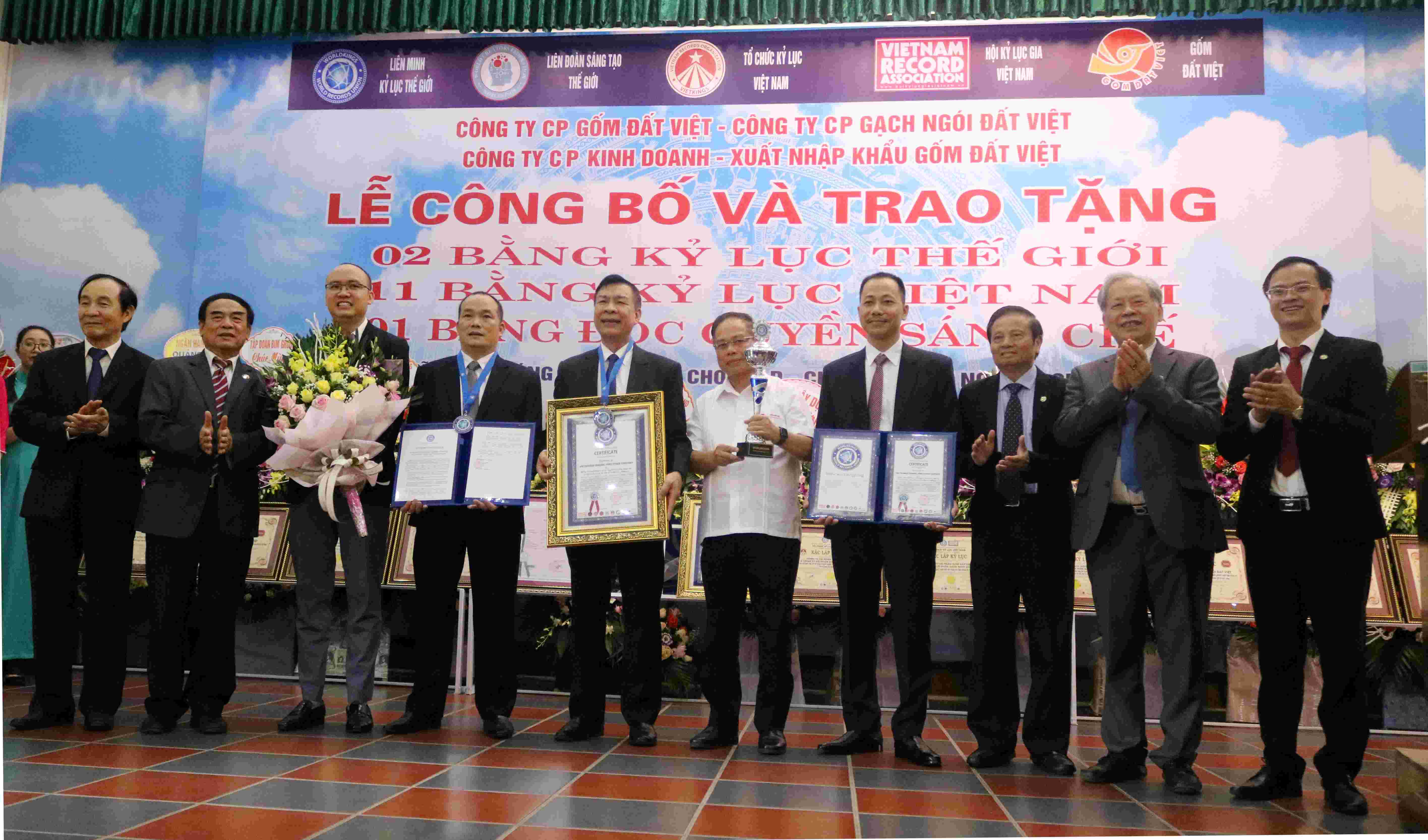 Trao 2 Kỷ lục Thế giới và 11 kỷ lục Việt Nam cho Gốm Đất Việt