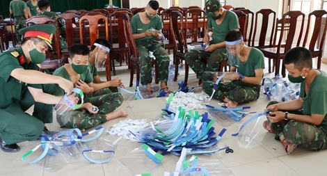 Sản xuất trên 5.000 tấm kính chắn giọt bắn tặng 2 tỉnh Salavan và Sê Kông