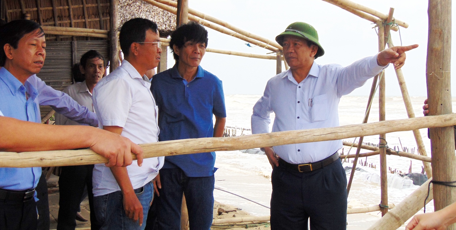 Chủ tịch tỉnh Quảng Nam chỉ đạo “nóng” tại khu vực sạt lở biển Cửa Đại