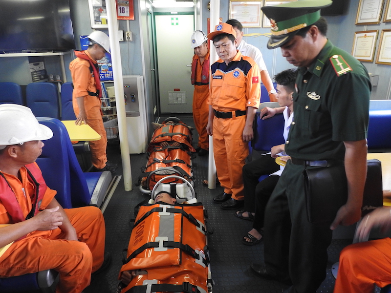 SAR 412 "đạp" sóng biển Đông, cứu 2 thuyền viên bị nạn 