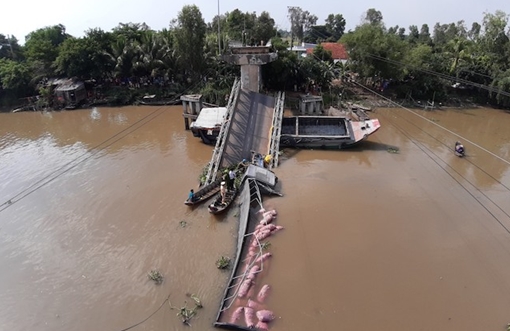 Sập cầu Tân Nghĩa ở Đồng Tháp, xe tải rơi sông, 2 người bị thương