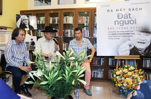 NSND Đào Trọng Khánh ra mắt sách "Đất & Người"